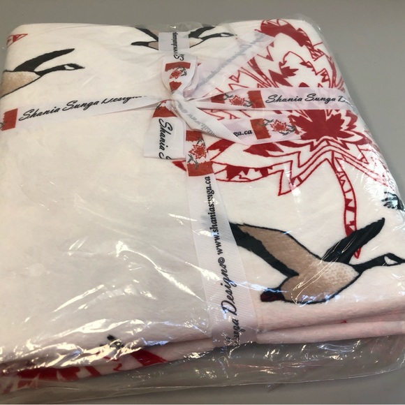 NEW Canadiana Minky Throw. Canada Goose - Picture 12 of 12
